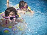 Naučte dítě před létem základy plavání