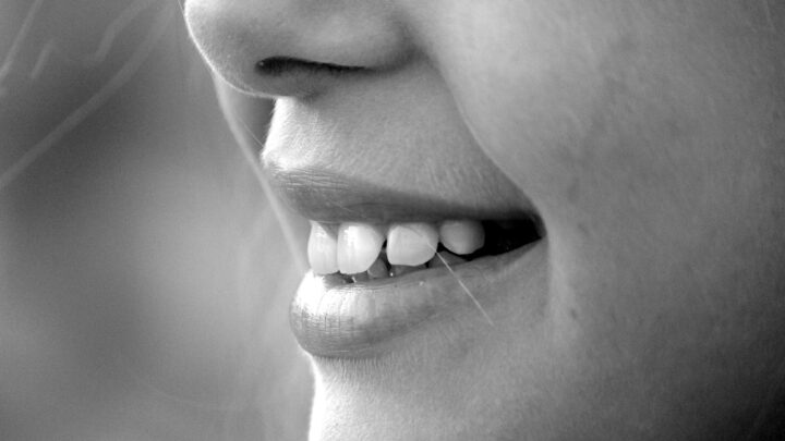 Opět krásný úsměv díky zubní korunce